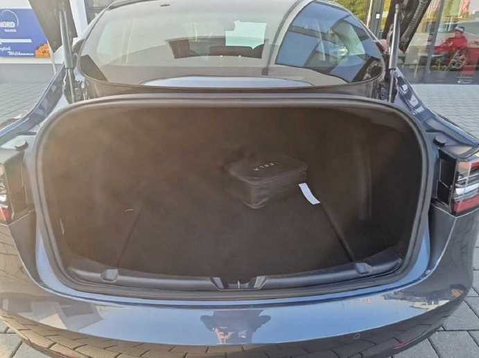 Tesla Model 3 Long Range AWD 4d