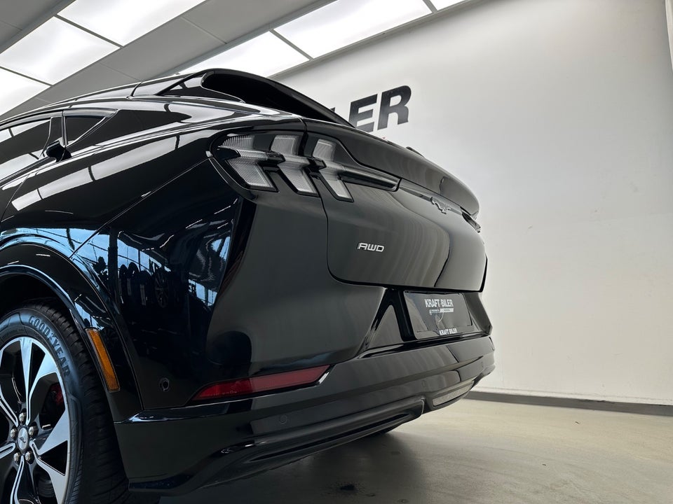 Ford Mustang Mach-E 70 Premium Standard Range AWD 5d
