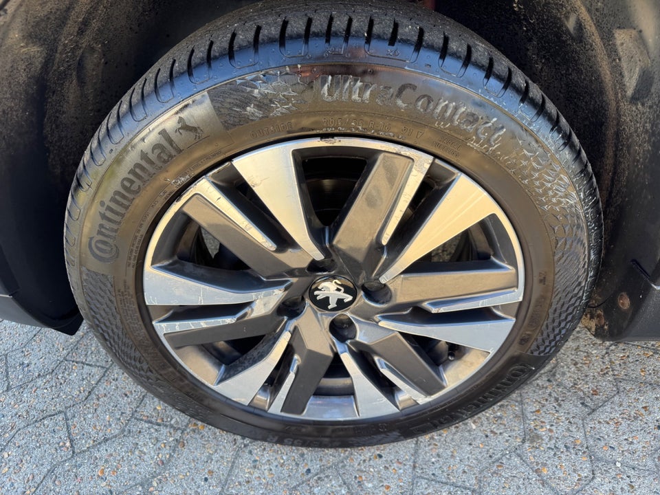 Peugeot 2008 1,6 BlueHDi 100 Allure Sky 5d
