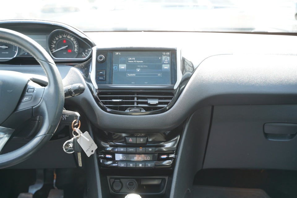 Peugeot 208 1,2 VTi 82 Supreme Sky 5d