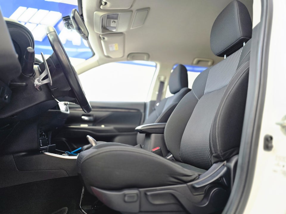 Mitsubishi Outlander 2,4 PHEV Inform+ CVT 4WD 5d