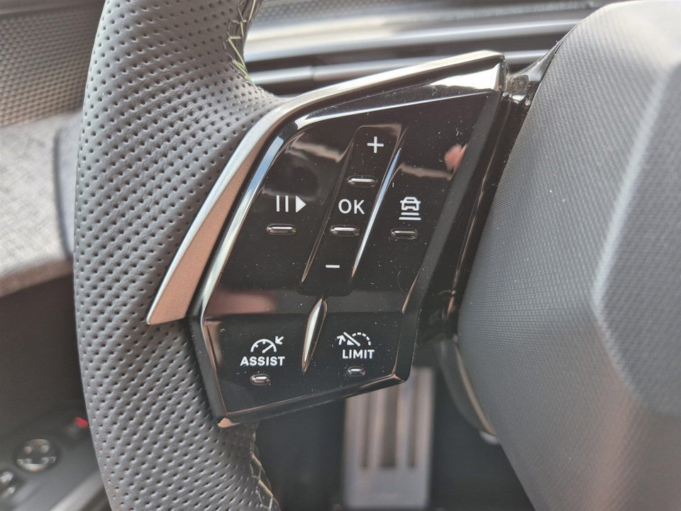 Peugeot e-3008 77 GT Pack 5d