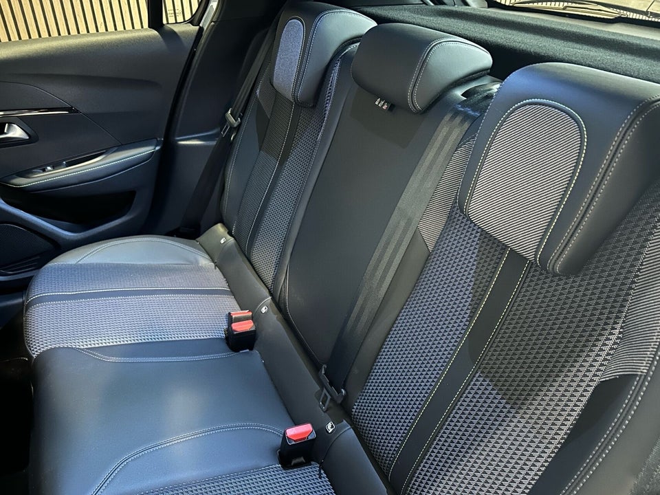 Peugeot e-208 50 GT 5d