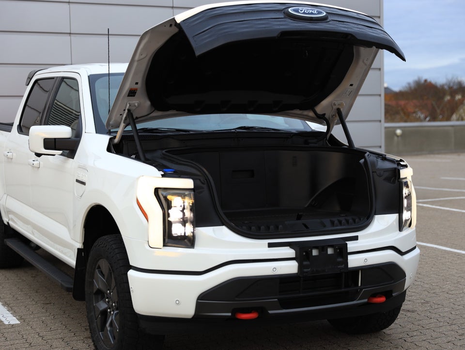 Ford F-150 Lightning Lariat Standard Range 4d