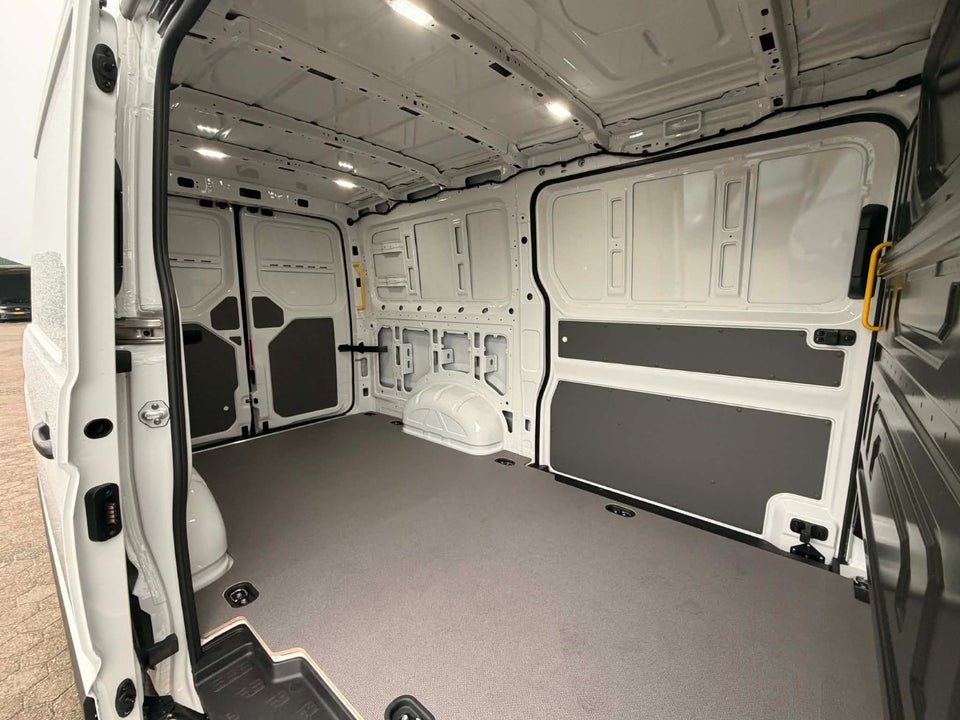 VW Crafter 35 2,0 TDi 177 Kassevogn L3H2 aut.