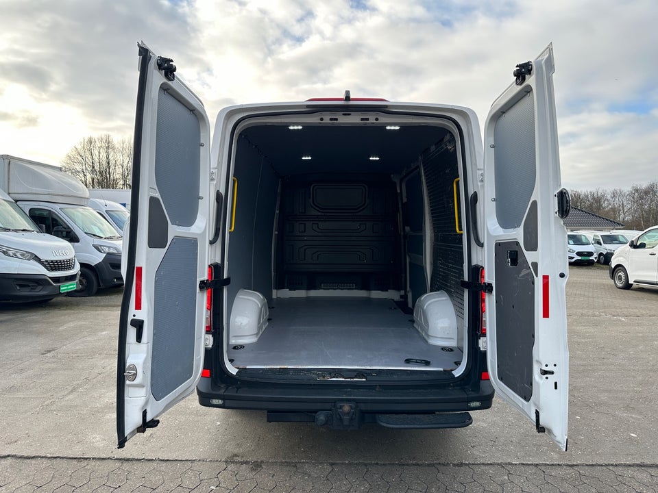 VW Crafter 35 2,0 TDi 140 Kassevogn L3H2 aut.