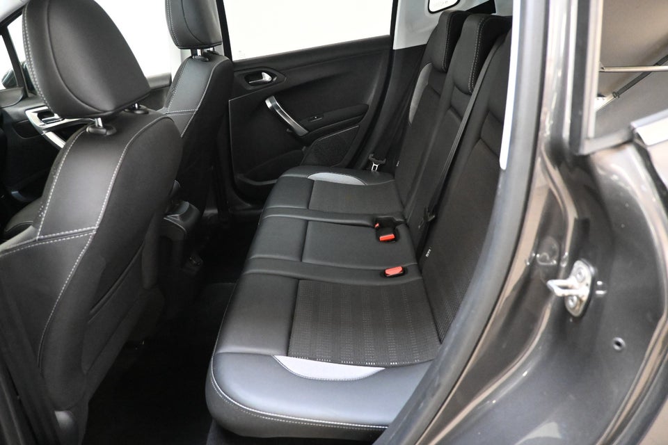 Peugeot 2008 1,2 e-THP 110 Selection Sky 5d