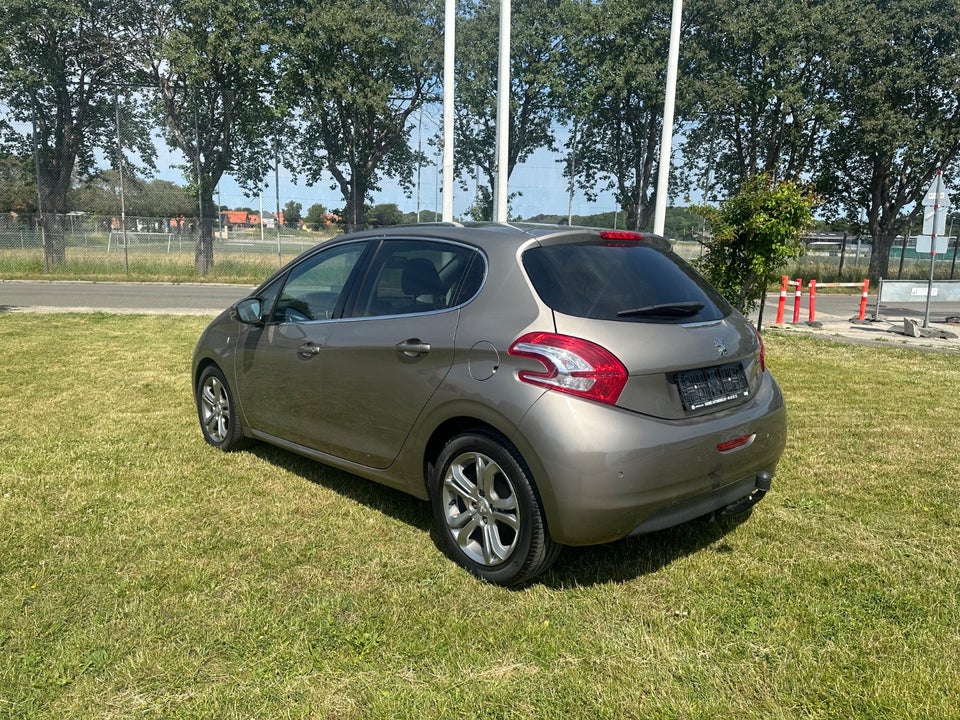 Peugeot 208 1,2 VTi Allure Sky 5d
