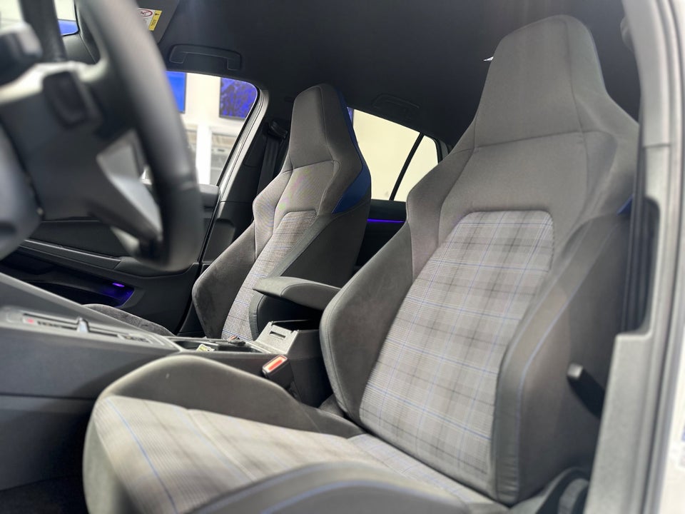 VW Golf VIII 1,4 GTE DSG 5d