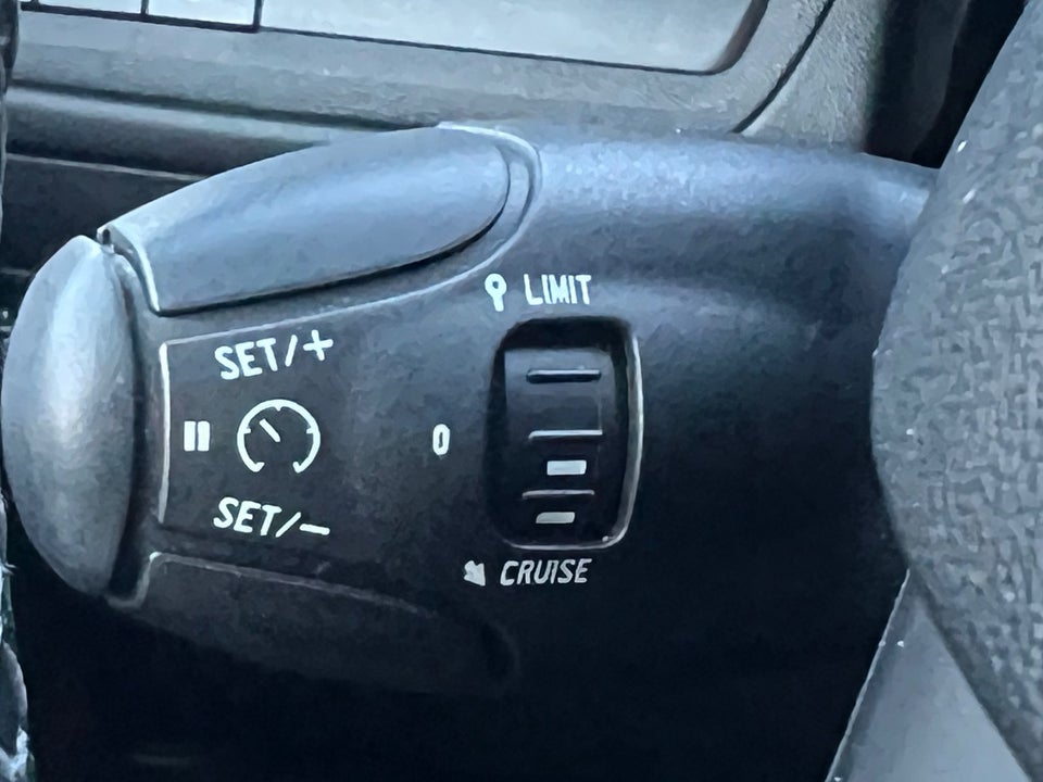 Peugeot 2008 1,6 BlueHDi 100 Allure Sky 5d