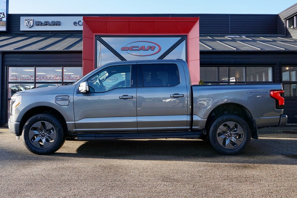Ford F-150 131 Lightning Lariat Extended Range 4d