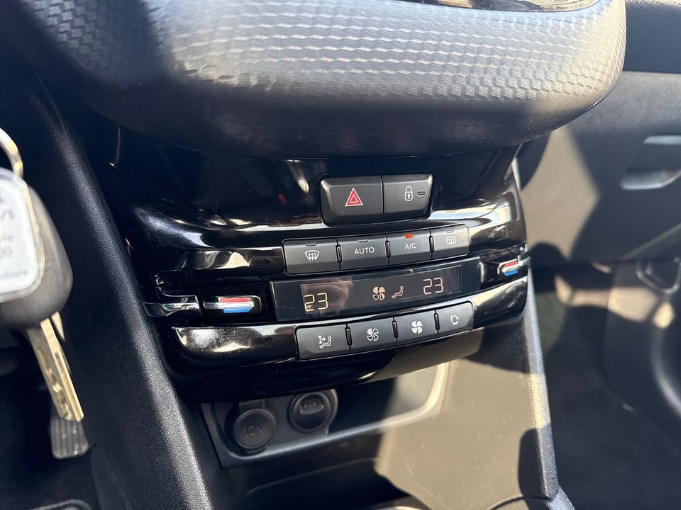 Peugeot 208 1,2 VTi 82 Signature Sky 5d