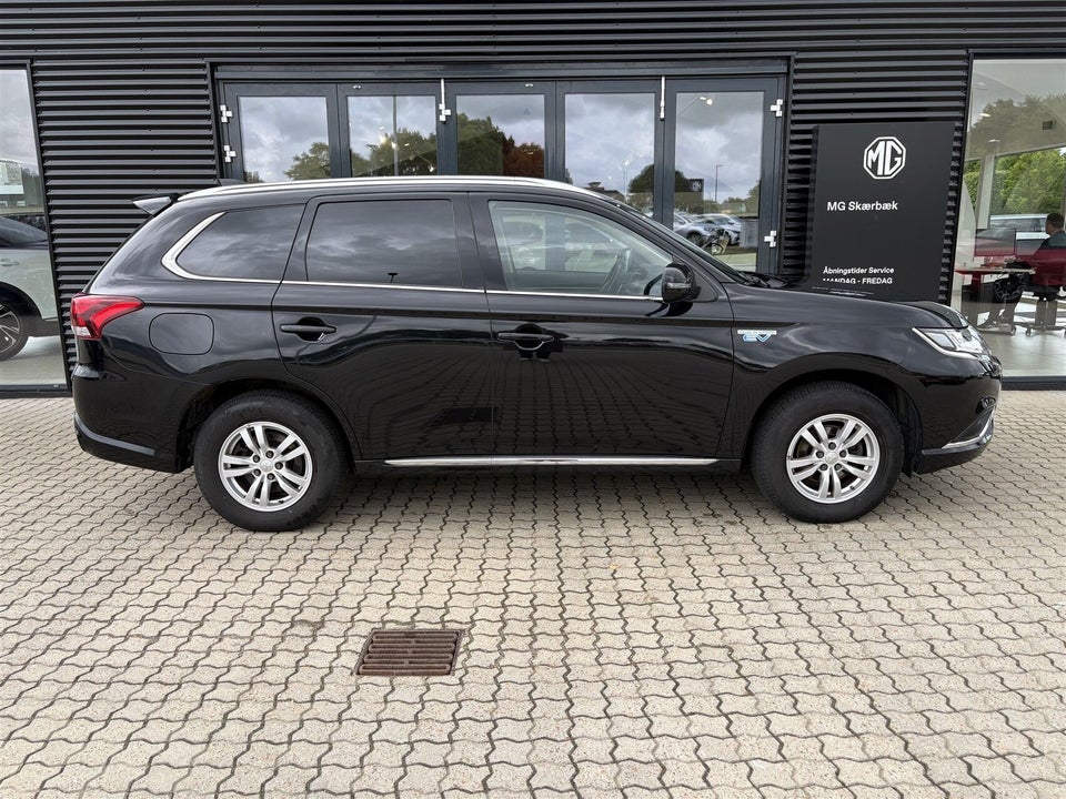 Mitsubishi Outlander 2,4 PHEV Invite+ CVT 4WD 5d