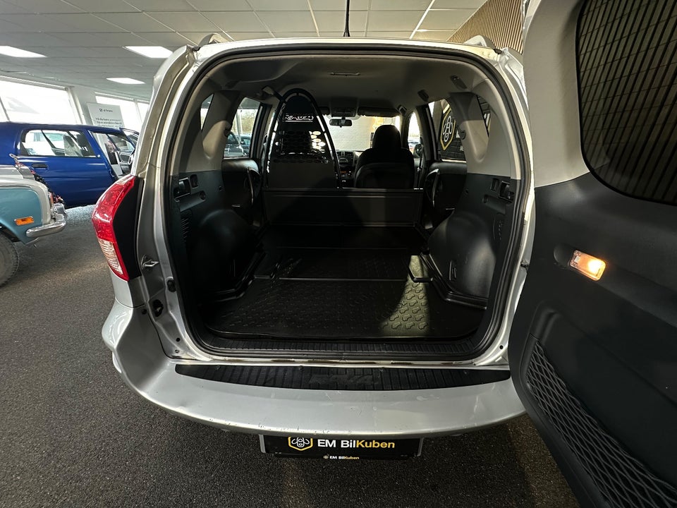 Toyota RAV4 2,2 D-4D 136 4x4 Van 5d