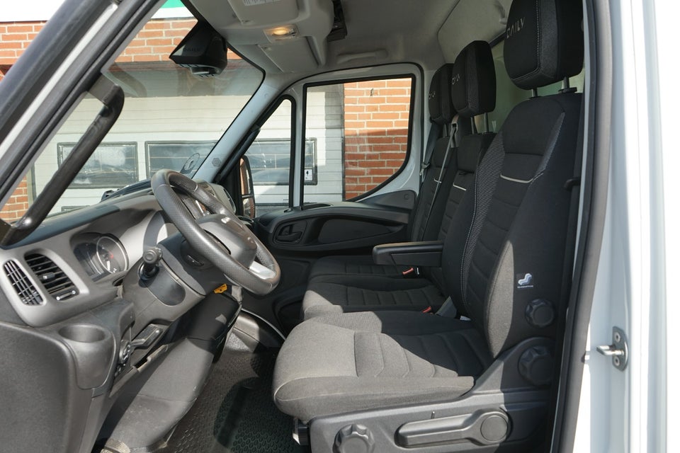 Iveco Daily 3,0 35S18 4100mm Box m/lift AG8