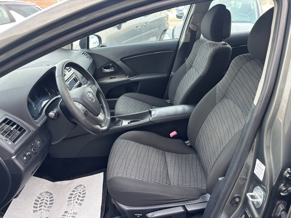 Toyota Avensis 1,6 VVT-i T1 stc. 5d