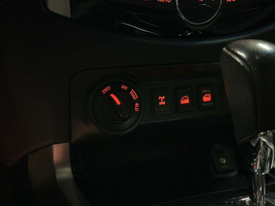 Nissan Navara 2,3 dCi 190 Db.Kab Tekna aut. 4d