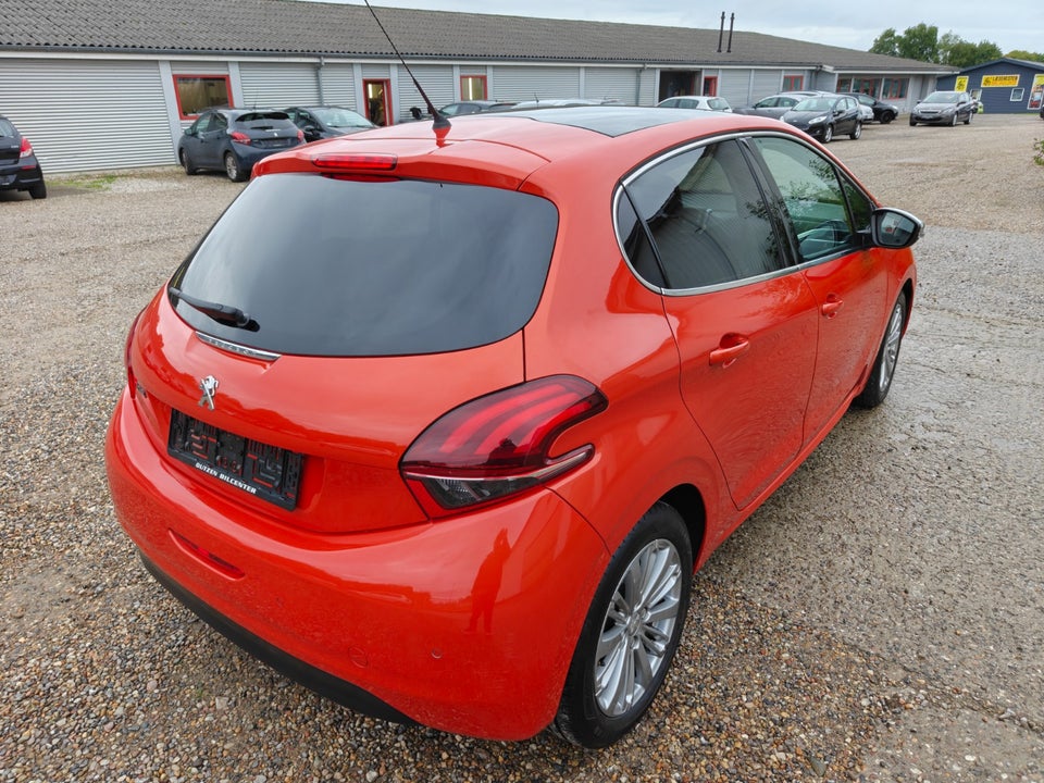 Peugeot 208 1,2 VTi Allure Sky 5d