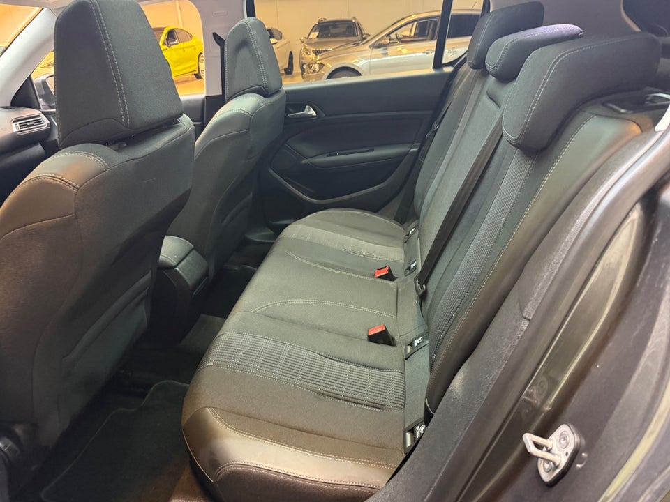 Peugeot 308 1,5 BlueHDi 130 Selection Sky 5d