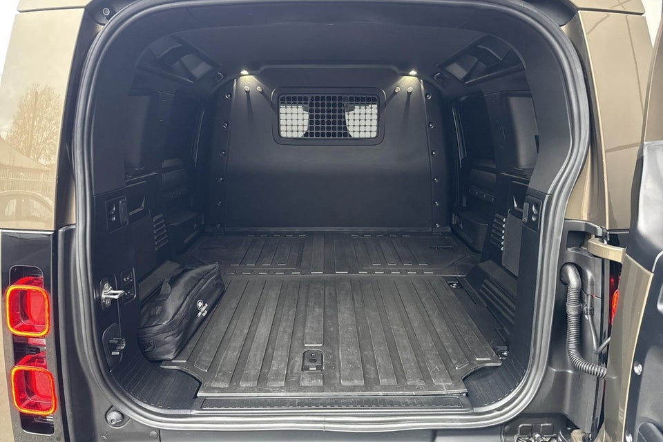 Land Rover Defender 110 3,0 D250 Hard Top X-Dynamic SE aut. Van 5d