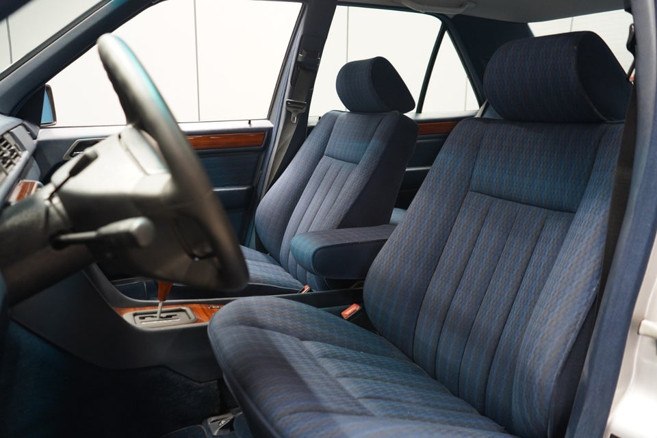 Mercedes E280 2,8  4d