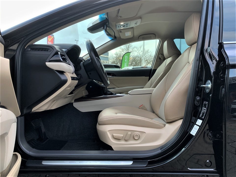 Toyota Camry 2,5 Hybrid H3 Executive CVT 4d