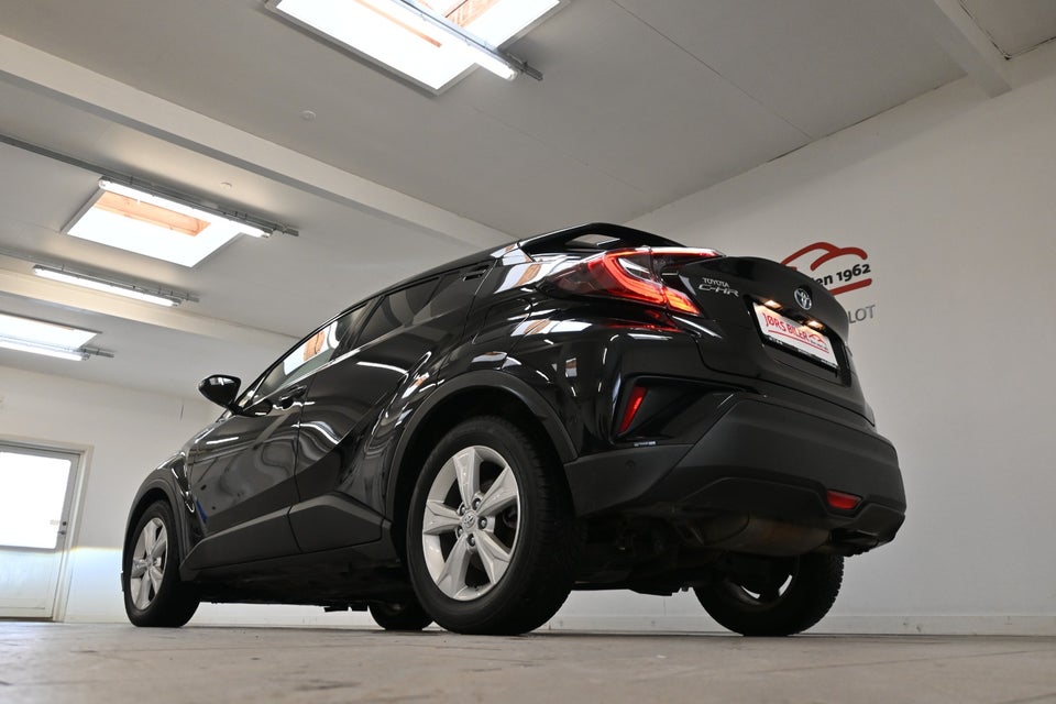 Toyota C-HR 1,8 Hybrid C-LUB Business CVT 5d