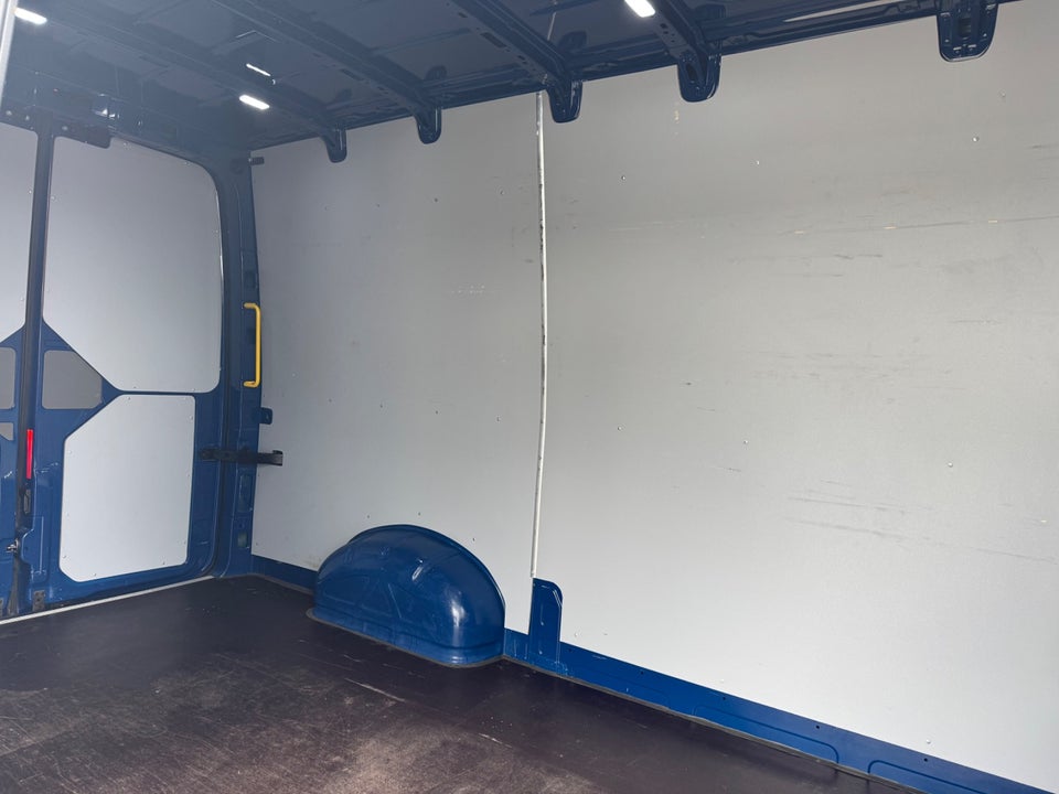 VW Crafter 35 2,0 TDi 140 Kassevogn L3H3 aut.