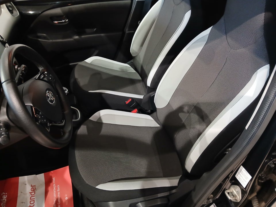 Toyota Aygo 1,0 VVT-i x-black 5d