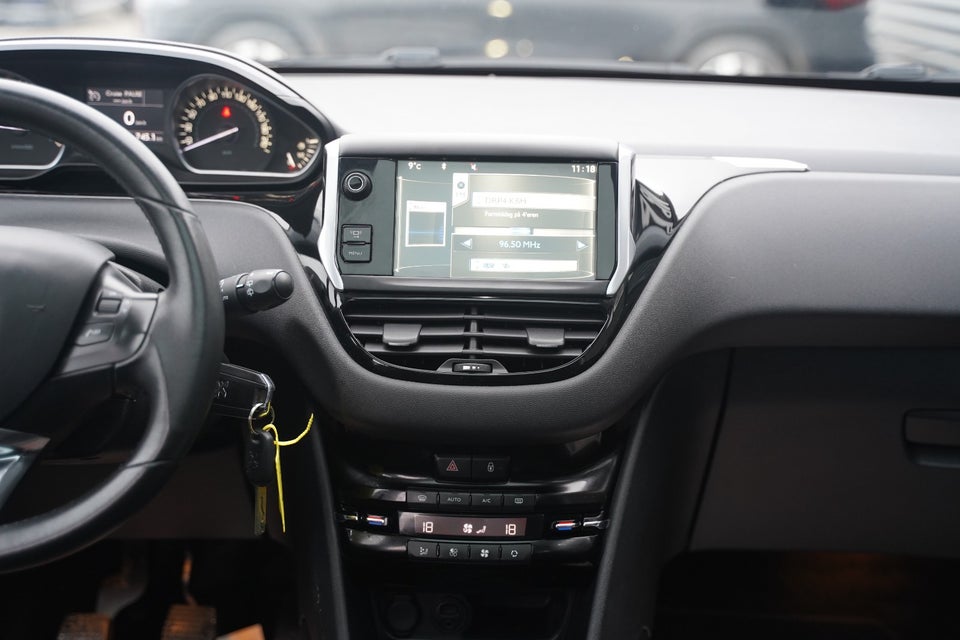 Peugeot 208 1,2 VTi Allure Sky 5d