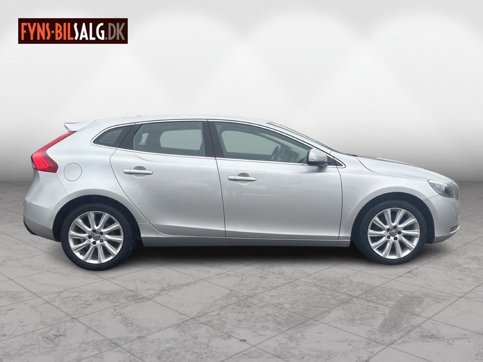 Volvo V40 2,0 D3 150 Momentum aut. 5d