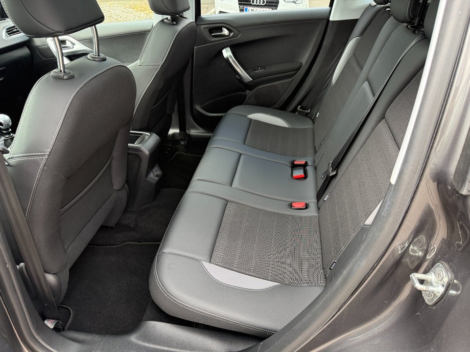 Peugeot 2008 1,2 e-THP 110 Selection Sky 5d