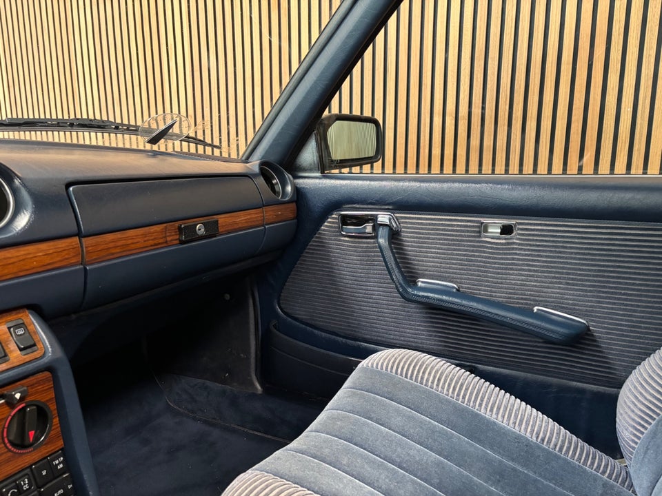 Mercedes 230 CE 2,3 Coupé aut. 2d