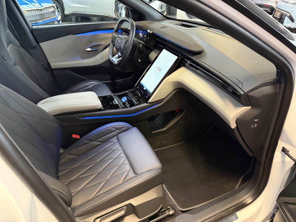 Ford Explorer 82 Premium Extended Range 5d