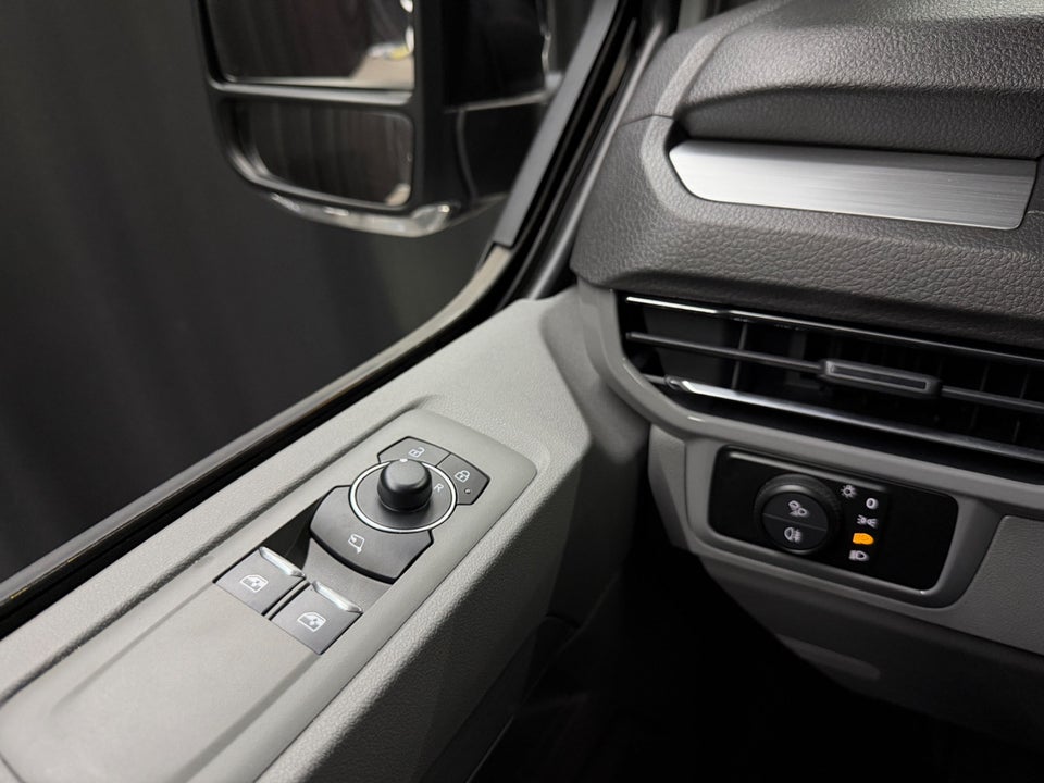 VW e-Caravelle 64 Life SWB