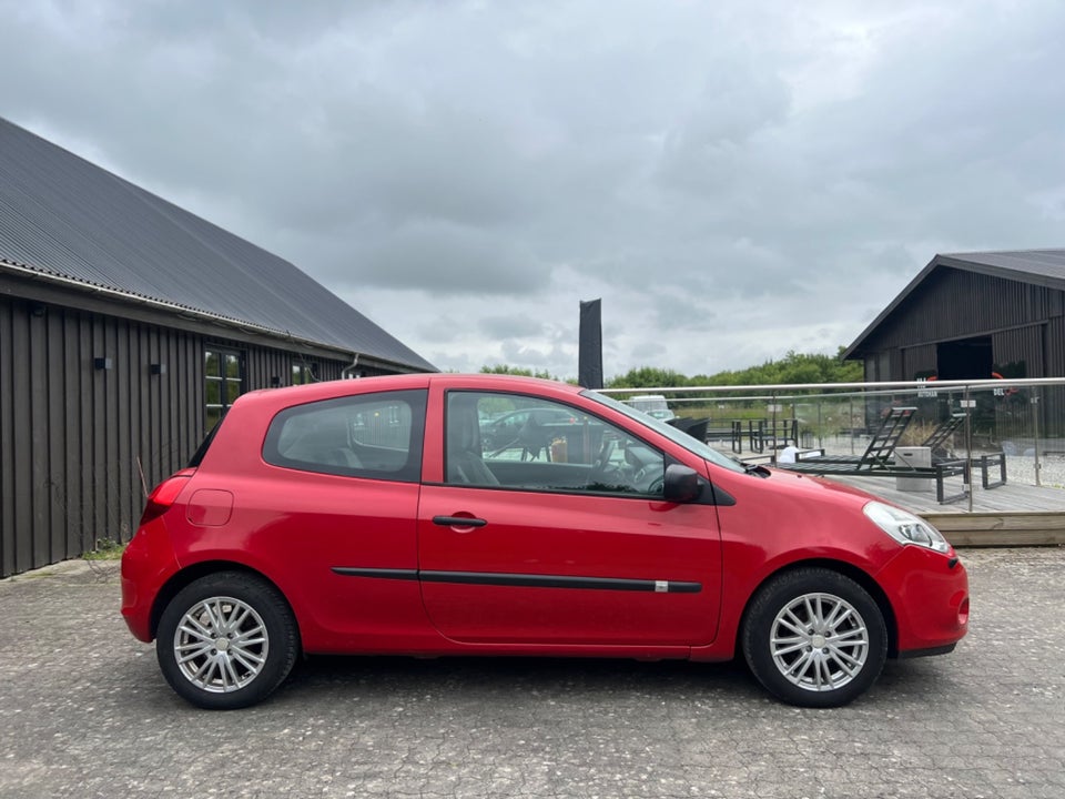 Renault Clio III 1,2 16V Authentique 5d