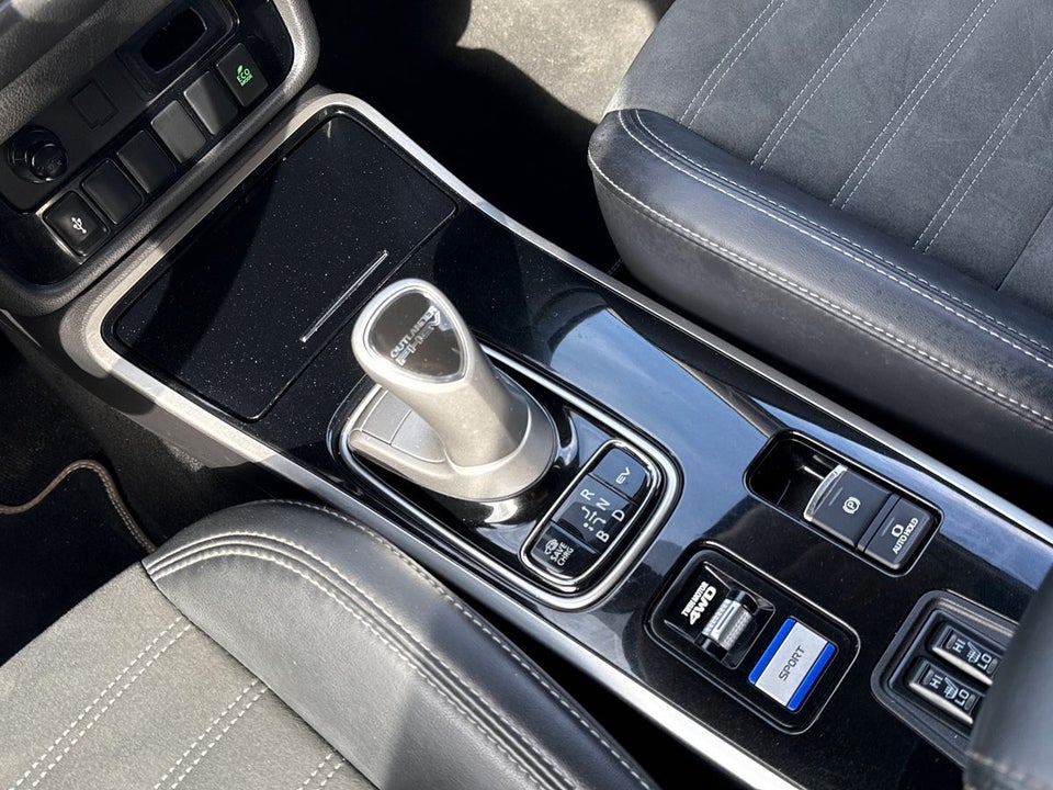 Mitsubishi Outlander 2,4 PHEV Invite CVT 4WD 5d