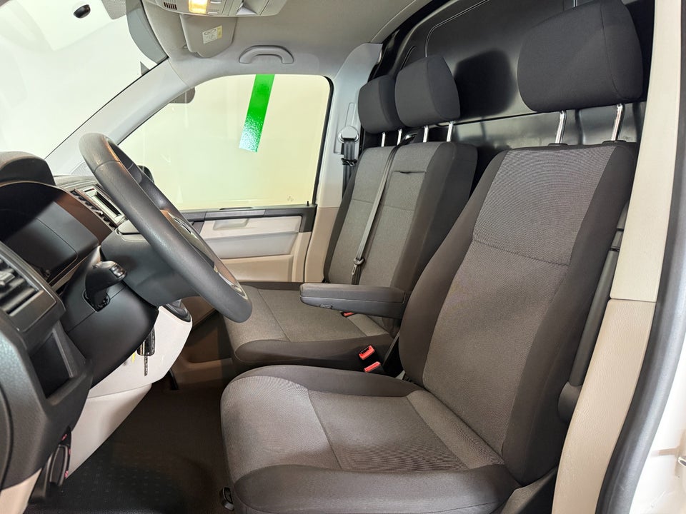 VW Transporter 2,0 TDi 102 Kassevogn kort