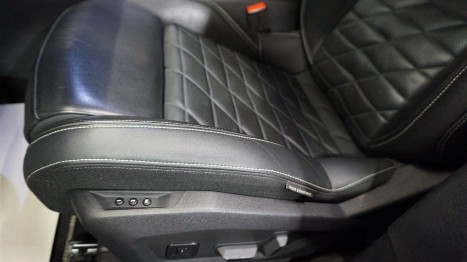 Peugeot e-3008 77 GT Pack 5d