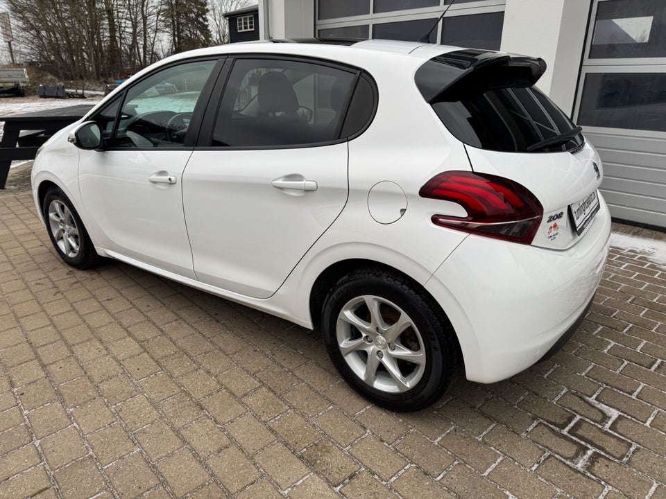 Peugeot 208 1,6 BlueHDi 100 Chili Sky+ 5d