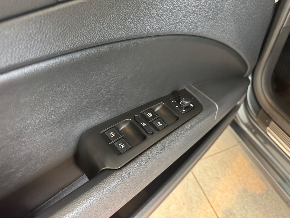 Skoda Superb 2,0 TDi 140 Elegance Combi 5d
