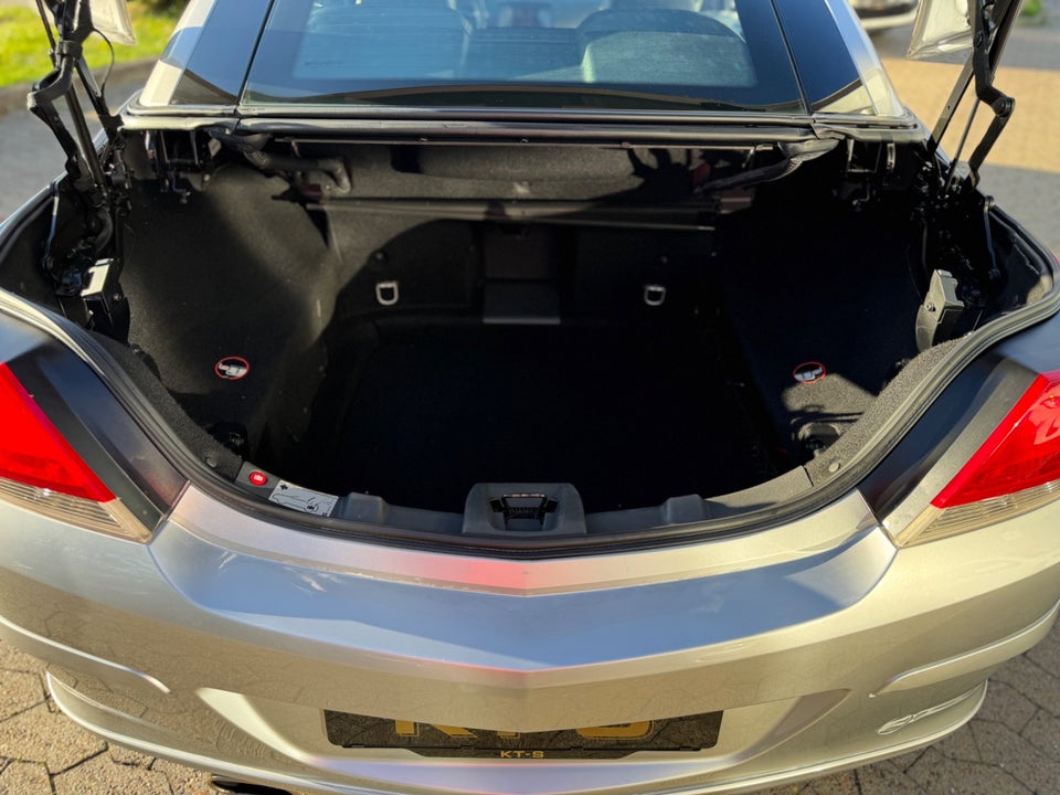 Opel Astra 2,0 Cosmo TwinTop 2d