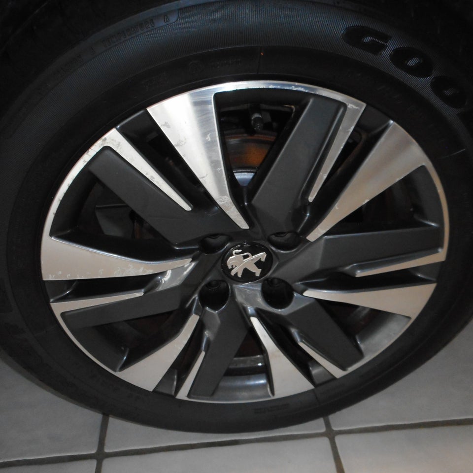 Peugeot 2008 1,5 BlueHDi 100 Allure Sky 5d