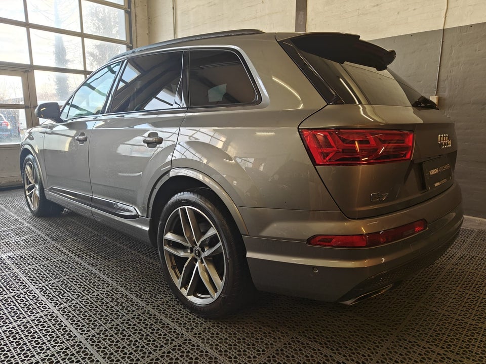 Audi Q7 3,0 TDi 272 S-line quattro Tiptr. 5d
