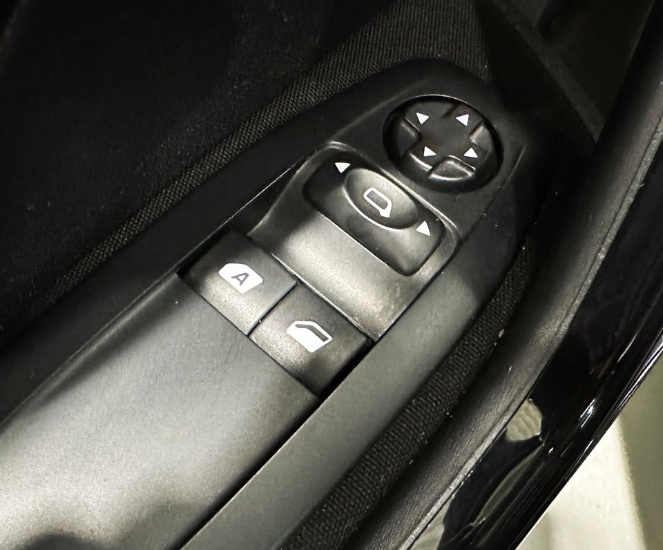 Peugeot 208 1,2 VTi Allure Sky 5d