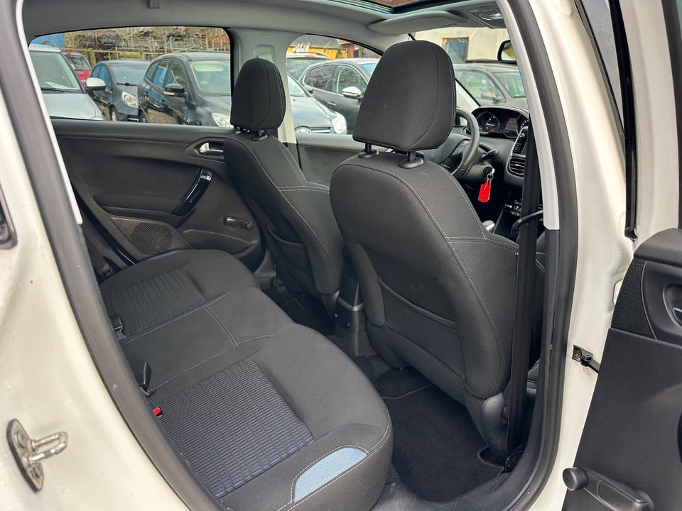 Peugeot 208 1,2 VTi Allure Sky 5d
