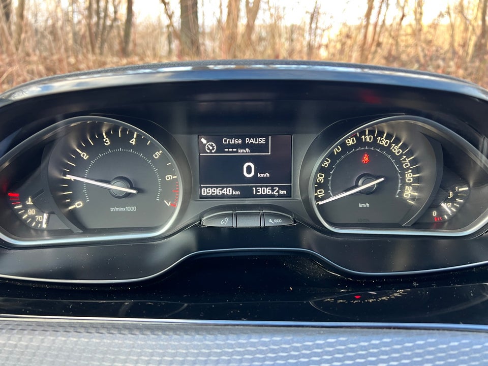 Peugeot 208 1,2 PureTech 82 Allure Sky 5d