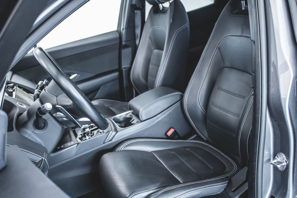 Jaguar E-Pace 1,5 P300e R-Dynamic SE aut. 5d