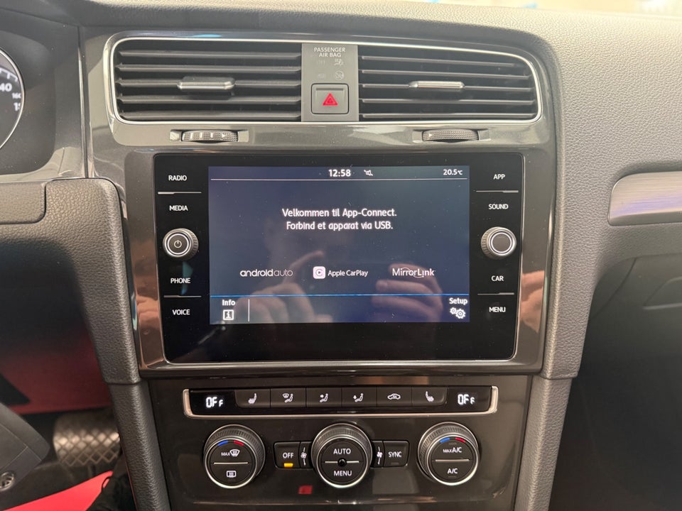 VW Golf VII 2,0 TDi 150 Comfortline Connect Variant DSG 5d