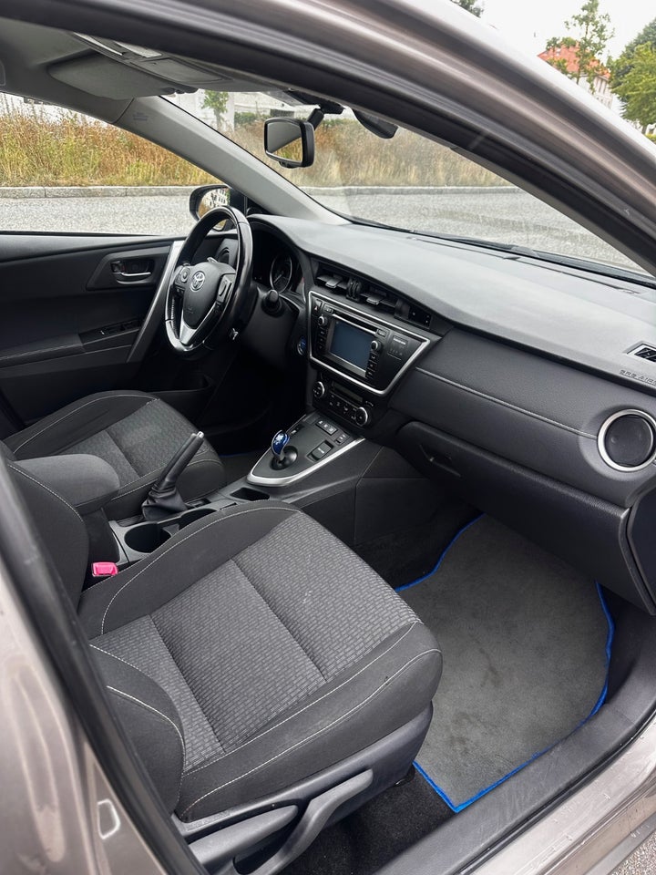Toyota Auris 1,8 Hybrid H2+ Comfort Touring Sports CVT 5d